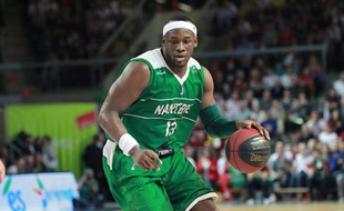 Le pivot de la JSF Nanterre, Johan Passave-Ducteil, lors d'un match contre Strasbourg, le 29 mai 2013.