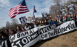 Une manifestation d'étudiants s'opposant au projet Keystone XL à Washington le 2 mars 2014