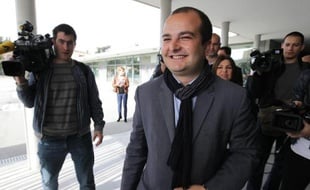 David Rachline (FN) quitte son bureau de vote à Fréjus, le 30 mars 2014