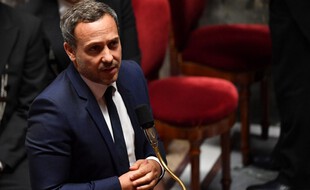 Ce projet de loi est porté par le secrétaire d'Etat Adrien Taquet et doit être examiné à l'Assemblée nationale début juillet 2021.