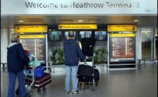 La situation à Londres-Heathrow, le plus grand aéroport d'Europe, est "chaotique", a témoigné Fiona Bruce, une journaliste de la BBC qui partait en vacances.