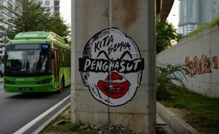 Le Premier ministre malaisien Najib Razak est caricaturé en clown sur une affiche, à Kuala Lumpur, le 21 mars 2016
