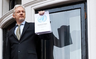Julian Assange au balcon de l'ambassade équatorienne le 5 février 2016.