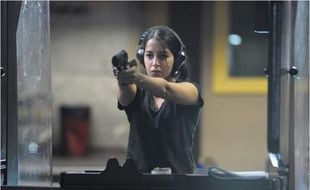 Leïla Bekhti dans le film «Mains armées».