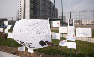 Des messages rendant hommage à un adolescent de 15 ans, Samy, poignardé au thorax lors d'une rixe entre bandes sont accrochés à une grille, le 16 mars 2011 à Asnières-sur-Seine, près de la station de métro Courtilles.