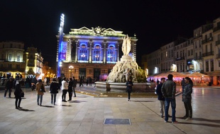 La place de la Comédie, la nuit, à Montpellier (Illustration).