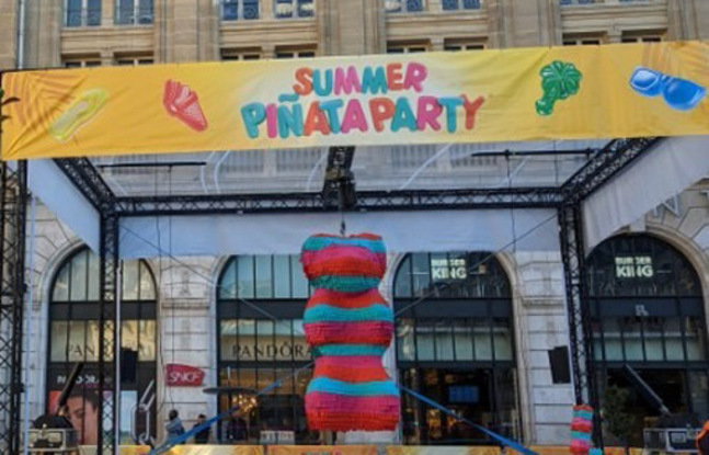 Paris : Qui a accroché cette piñata géante sur le parvis de la gare Saint-Lazare ?