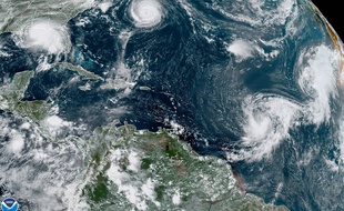Vue satellite de l'ouragan Sally (gauche) et de quatre tempêtes tropicales dans l'Atlantique nord.