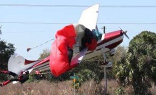 Collision entre un avion et un parachute.