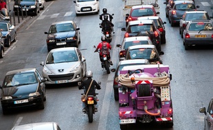 Marseille le 16 mai 2011 - Illustration sur les 2 roues qui circulent parmi les voitures dans un embouteillage