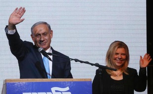 Le Premier ministre israélien Benjamin Netanyahu (g), aux côtés de son épouse Sara, salue ses partisans le 17 mars 2015 à Tel-Aviv