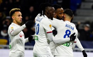 Les Lyonnais félicitent ici Moussa Dembélé, premier buteur ce mardi. JEAN-PHILIPPE KSIAZEK