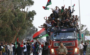 Les troupes anti-kadhafistes sont accueillies triomphalement près de Benghazi, en Libye, le 22 octobre 2011.