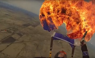 La parchustiste Brianne Thompson a mis le feu à son parachute aux Etats-Unis, le 1er novembre 2015.