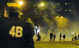 Des supporters du PSG se battent avec la police après le match PSG-OM, le 28 février 2010