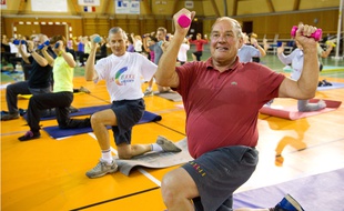 En plus de la tonicité musculaire et du maintien d’un bon niveau cardiovasculaire le sport est un bon moyen de créer du lien social.