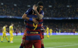 Luis Suarez et Neymar fêtent un but lors du match entre le Barça et le BATE Borisov le 4 novembre 2015.