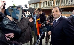 Le Parti socialiste s'est refusé à tout triomphalisme à l'issue du premier tour des élections municipales et cantonales, sa nette avance sur l'UMP devant être "confirmée" lors du second tour, et l'issue s'annonçant incertaine à Toulouse, et plus encore à Marseille.