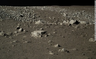 Une photo de la surface de la Lune, prise par un robot chinois en 2013.