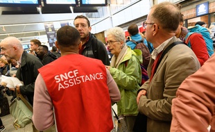 Le trafic restait encore très perturbé ce dimanche dans les gares suite au droit de retrait exercé par plusieurs contrôleurs et conducteurs SNCF. Ici à la gare Montparnasse