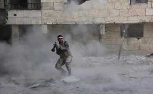 Un rebelle syrien combat à Alep, le 9 octobre 2013