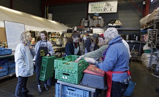 Des bénévoles préparent des repas pour les migrants de Calais (illustration).