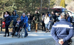 Familles et proches des victimes arrivent le 24 mars 2016 pour les cérémonies de commémoration au Vernet, dans les Alpes-de-Haute-Provence, où l'avion avait été précipité au sol par son copilote