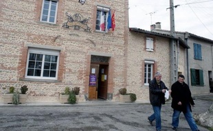 Deux militants du NPA sillonnent les routes de campagne d'Ariège à la rencontre des maires, pour grappiller des parrainages pour leur candidat à la présidentielle, Philippe Poutou: un casse-tête pour ces véritables missionnaires laïcs.