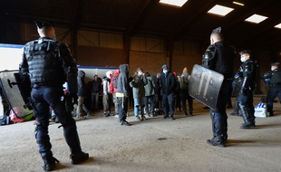 Des gendarmes évacuent les participants de la rave party du Nouvel an à Lieuron, en Ille-et-Vilaine.