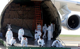 Le plus gros avion-cargo du monde, l'Antonov An-225 Mriya, s'est posé dimanche à l'aéroport de Paris-Vatry (Marne).