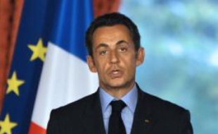 L'Etat apportera une garantie "payante" des prêts interbancaires jusqu'à 320 milliards d'euros et consacrera jusqu'à 40 milliards d'euros pour recapitaliser les banques qui seraient en difficulté, a annoncé lundi le président français Nicolas Sarkozy après un Conseil des ministres extraordinaire.