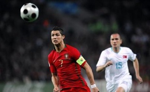 Tous deux victorieux lors de la journée d'ouverture de l'Euro-2008 samedi, la République tchèque et le Portugal (Gr.A), qui s'affronteront au stade de Genève (16h00 GMT), visent la qualification pour les quarts de finale dès mercredi.
