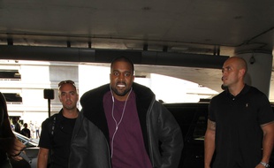 Le rappeur Kanye West à l'aéroport de Los Angeles
