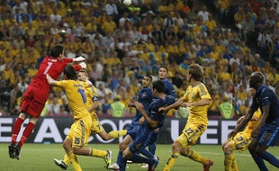 Hugo Lloris effectue une sortie aérienne face à l'Ukraine, le 15 juin 2012 à Donetsk