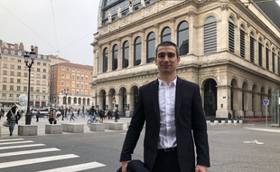 Yann Cucherat, en janvier, devant l'Opéra de Lyon.