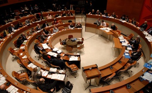 La salle du conseil municipal de Strasbourg, et du conseil de l'eurométropole.