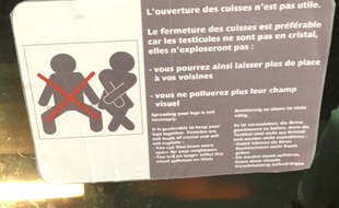 Un autocollant contre le phénomène de manspreading, dans une rame de la ligne 7 de la RATP