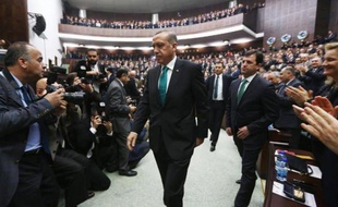 Le premier ministre turc Recep Tayyip Erdogan (c) à son arrivée au Parlement à Ankara, le 14 janvier 2014