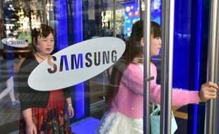 Des femmes sortent du siège de Samsung Electronics à Séoul, le 7 octobre 2014