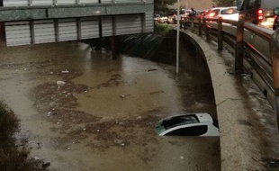 La voiture du trentenaire, submergée par les flots peu après l'intervention des policiers.