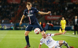 Le défenseur lyonnais Christophe Jallet (à droite) à la lutte avec le Parisien Lucas Digne, au Parc des Princes le 21 septembre 2014.