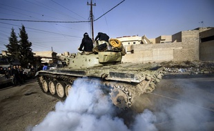 Un tank irakien se dirige vers la ligne de front de Mossoul en janvier 2017.