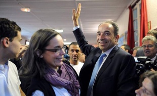 L'Alsace mercredi, la Normandie jeudi... Jean-François Copé n'est pas officiellement candidat à la présidence de l'UMP mais c'est tout comme, tant il sillonne les fédérations, au grand dam des pro-Fillon qui l'accusent d'utiliser les moyens du parti pour faire campagne.