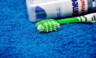 Le Triclosan est présent dans la plupart des dentifrices industriels (illustration).