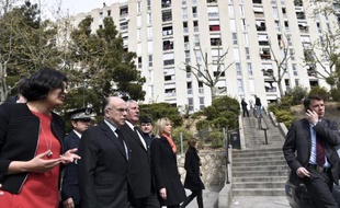 Le ministre de l'Intérieur Bernard Cazeneuve et la secrétaire d'Etat à la Ville Myriam El Khomri visitent la cité HLM de la Castellane àMmarseille le 3 avril 2015