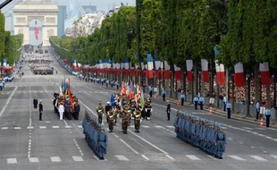 Des soldats portant l'uniforme bleu des "Poilus" de la première guerre mondiale, défilent sur Champs Elysées le 14 juillet 2014 à Paris