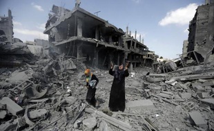 Une Palestinienne crie son désespoir parmi les décombres, le 26 juillet 2014 à Beit Hanun dans la bande de Gaza lors de la guerre entre le Hamas et Israël