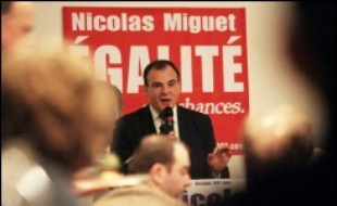 Le Conseil constitutionnel a mis en garde samedi les élus, dont les 36.000 maires de France, en mesure de parrainer les candidats à l'élection présidentielle, contre une opération massive d'envoi de Nicolas Miguet, président du Rassemblement des contribuables français.