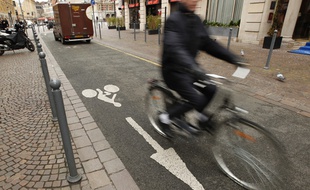 Un vélo sur une piste cyclable à contre-sens à Lille.