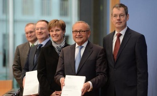 Les cinq "sages" allemands, économistes de haut rang qui conseillent le gouvernement, ont démenti vendredi avoir été sollicités par le ministre allemand des Finances pour plancher sur des propositions de réformes pour la France, comme l'ont affirmé des médias.
